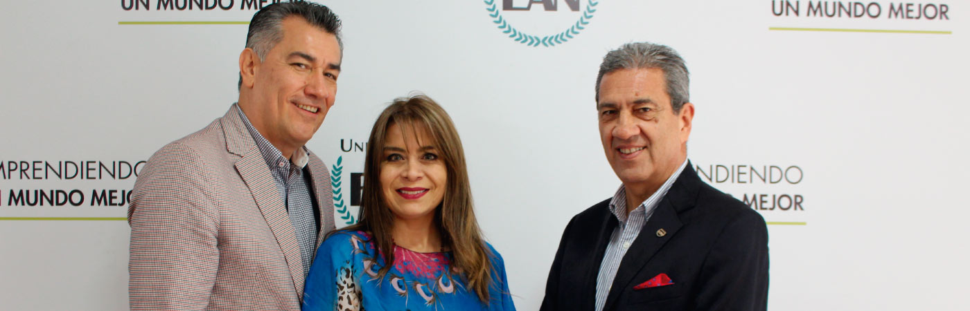 Fernery García y Patricia Cerra, de la junta directiva de Acovedi, y Rubén Darío Gómez, rector de la Universidad EAN.