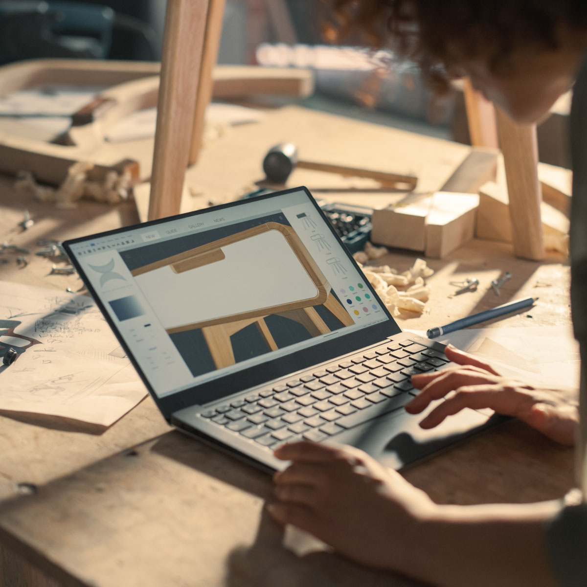 Estudiante desarrollando un proyecto de diseño con herramientas digitales