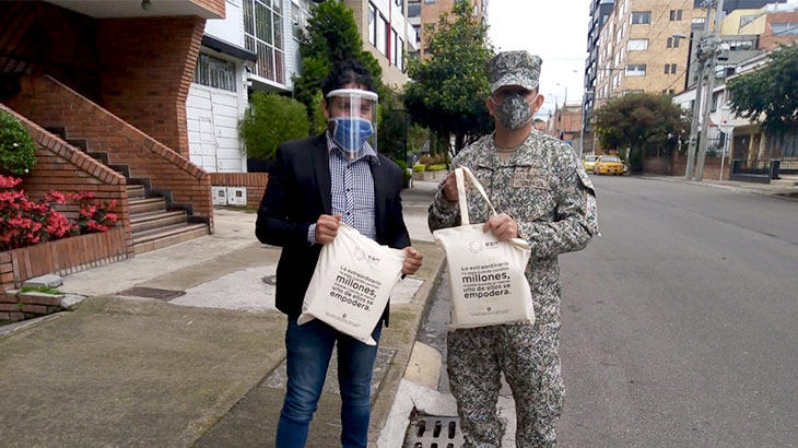 Entrega de caretas de Salvar Vidas Ean a la Armada Nacional de Colombia.