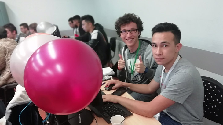 El eanista Brayan Torres participando en maratones de programación.