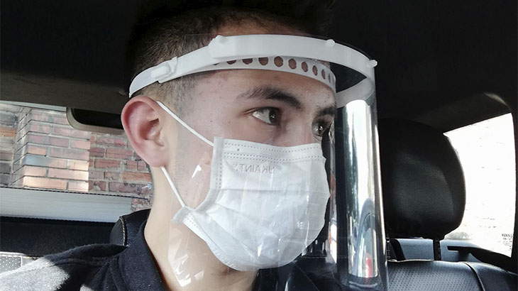 Brayan Torres usando una careta fabricada por Salvar Vidas Ean.