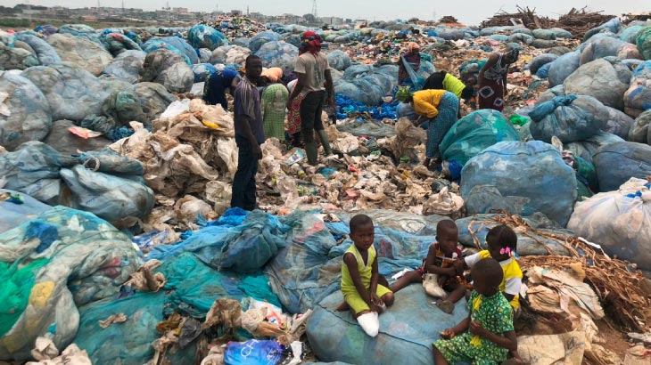 Recolectores de plástico en Costa de Marfil.