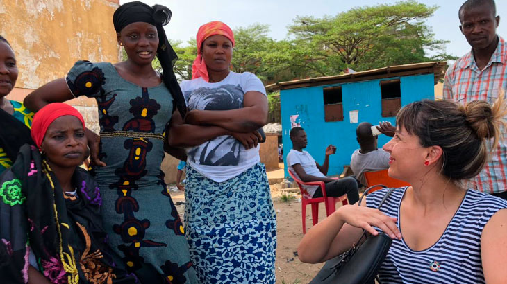 Isabel Cristina Gámez y mujeres marfileñas.