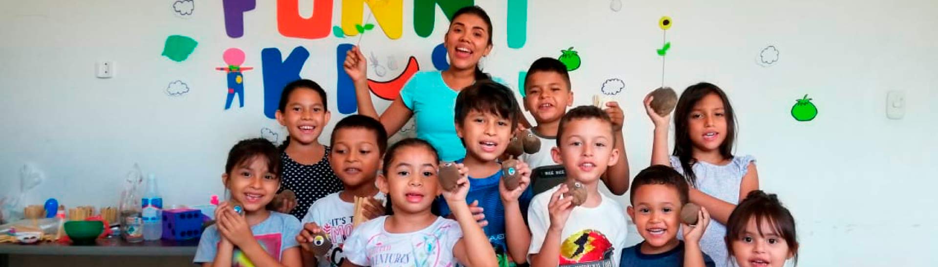 Kendry Olivares y los niños que participan en su emprendimiento, Funny Kids.