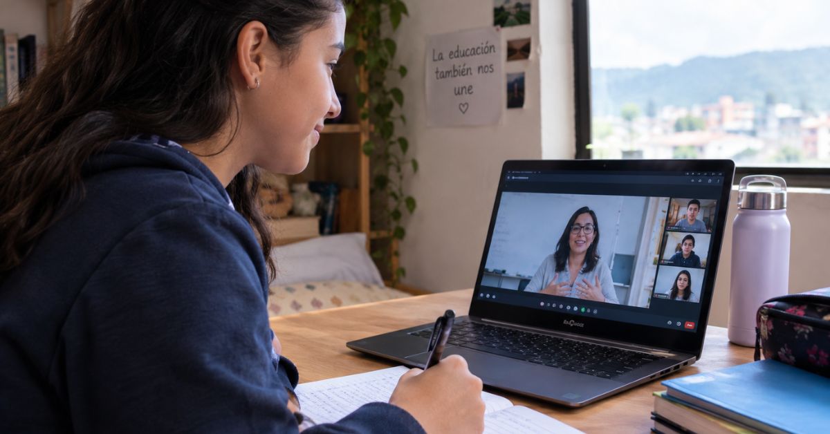 Estudiantes y profesores implementando educación virtual en emergencias para la continuidad escolar