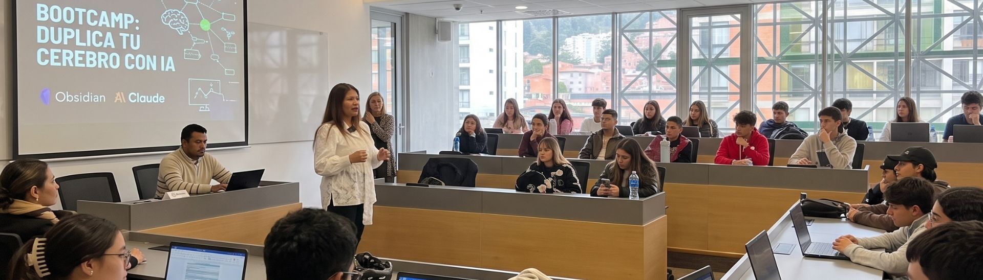 Grupo de estudiantes de la Universidad Ean participando en el bootcamp práctico para preparar exámenes usando herramientas tecnológicas.