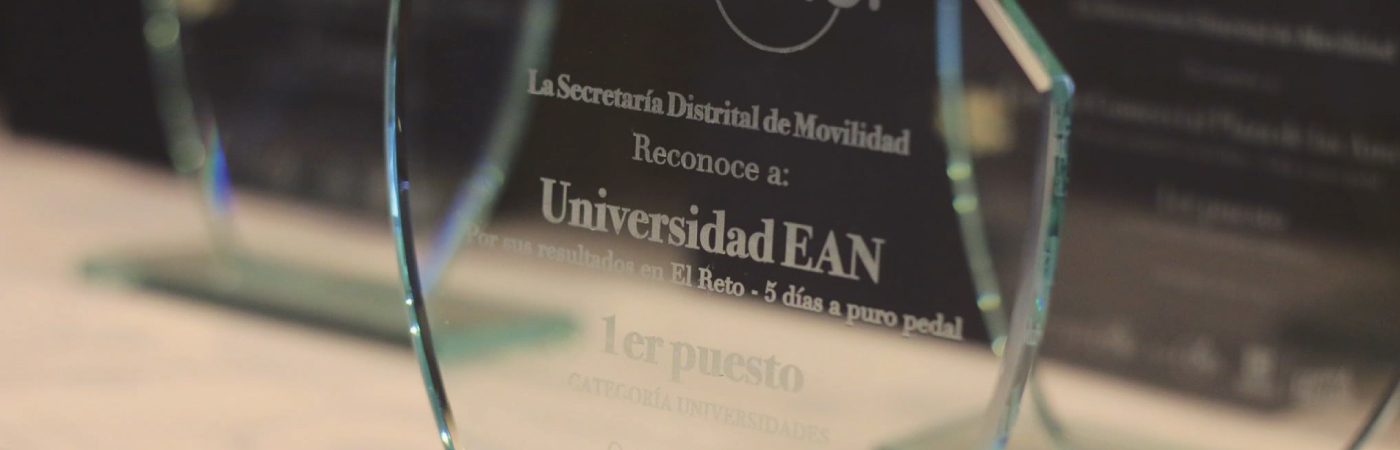 secretaria de movilidad de Bogotá, premia a la EAN por el reto cinco días a puro pedal