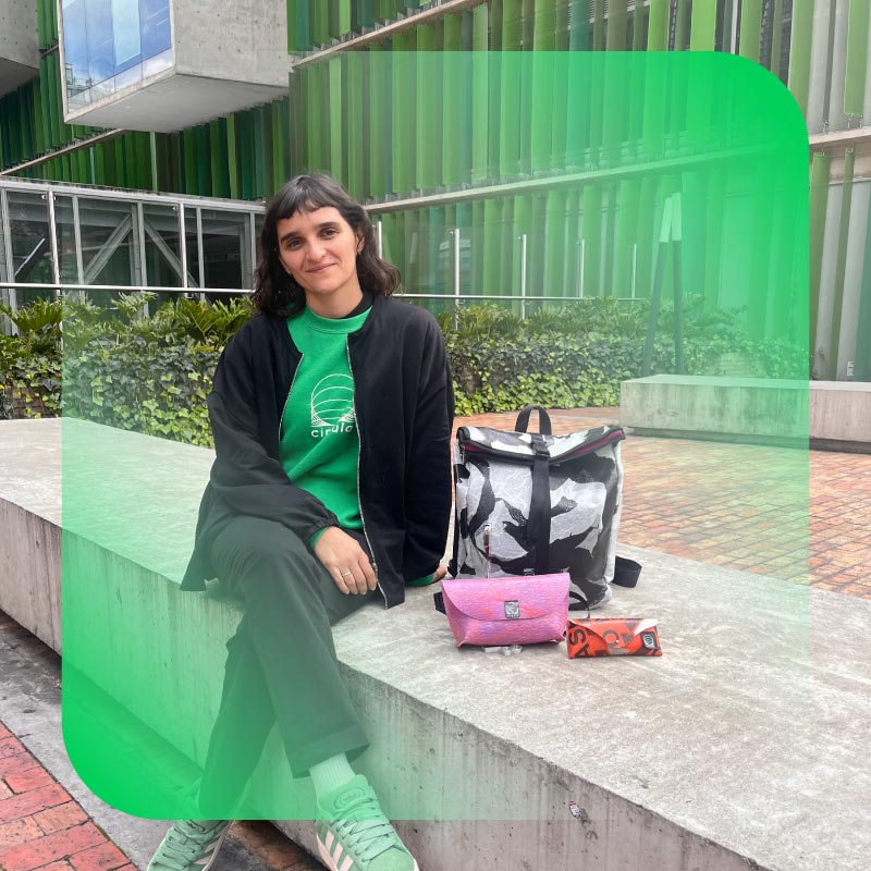 Esta colombiana convierte bolsas plásticas en objetos de diseño y lidera un modelo de economía circular Emprendimiento social que transforma residuos en diseño sostenible