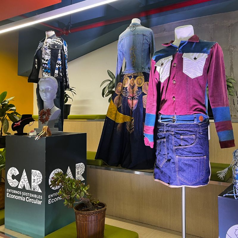Estudiantes y emprendedores de la Universidad Ean aplicando economía circular en proyectos textiles.