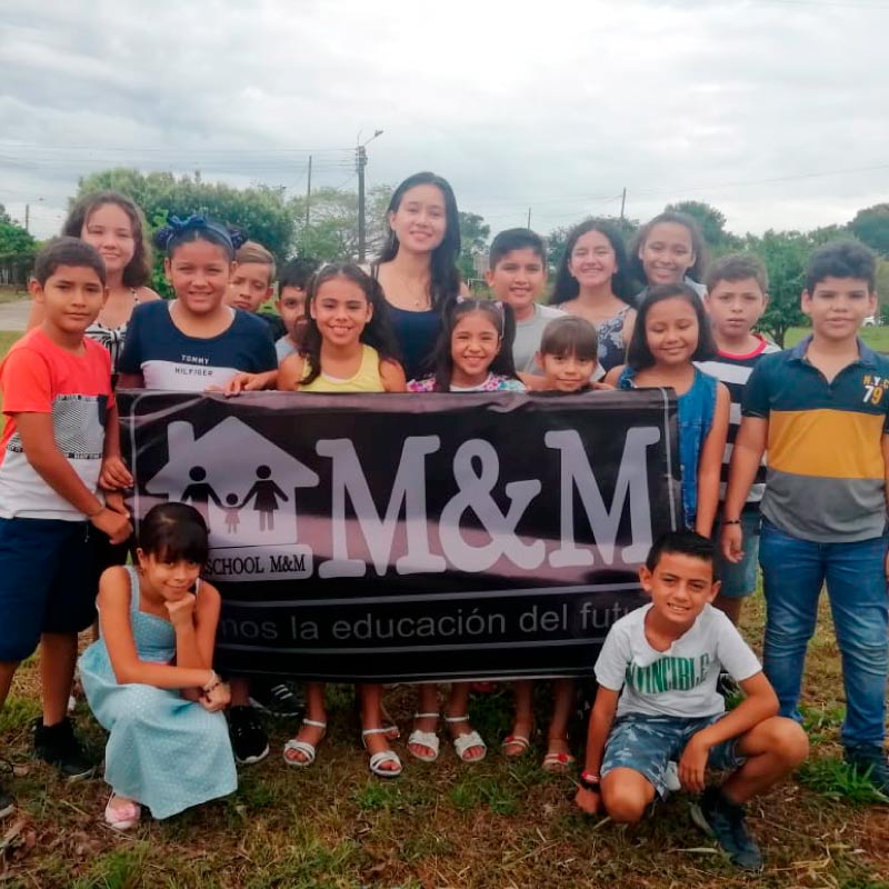 Milena Mojica, emprendedora de la U. Ean con los niños del proyecto M&M.