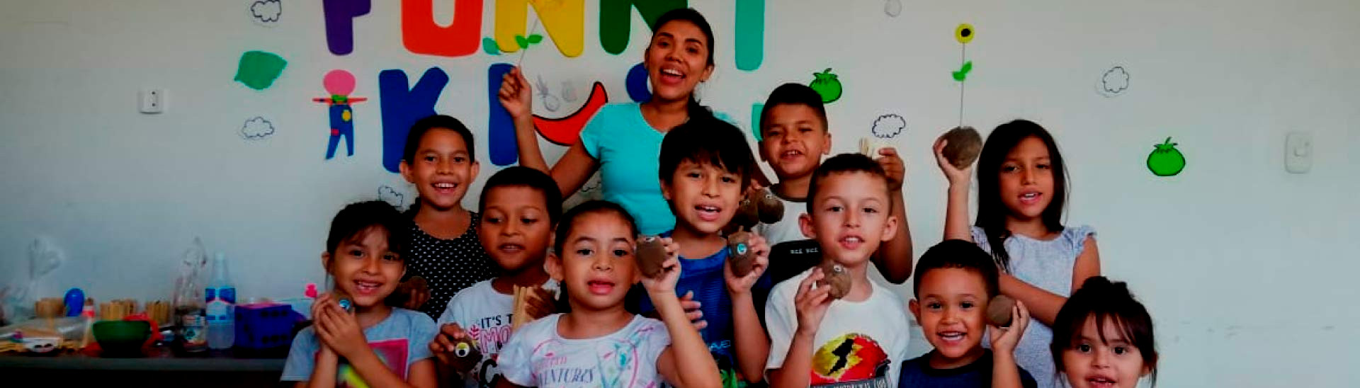 Kendry Olivares y los niños que participan en su emprendimiento, Funny Kids.