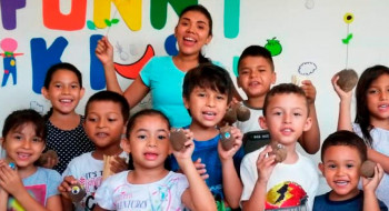 Kendry Olivares y los niños que participan en su emprendimiento, Funny Kids.